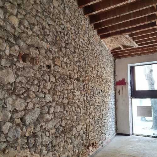 Chantier complet de rénovation avec démolition avec mur en pierres